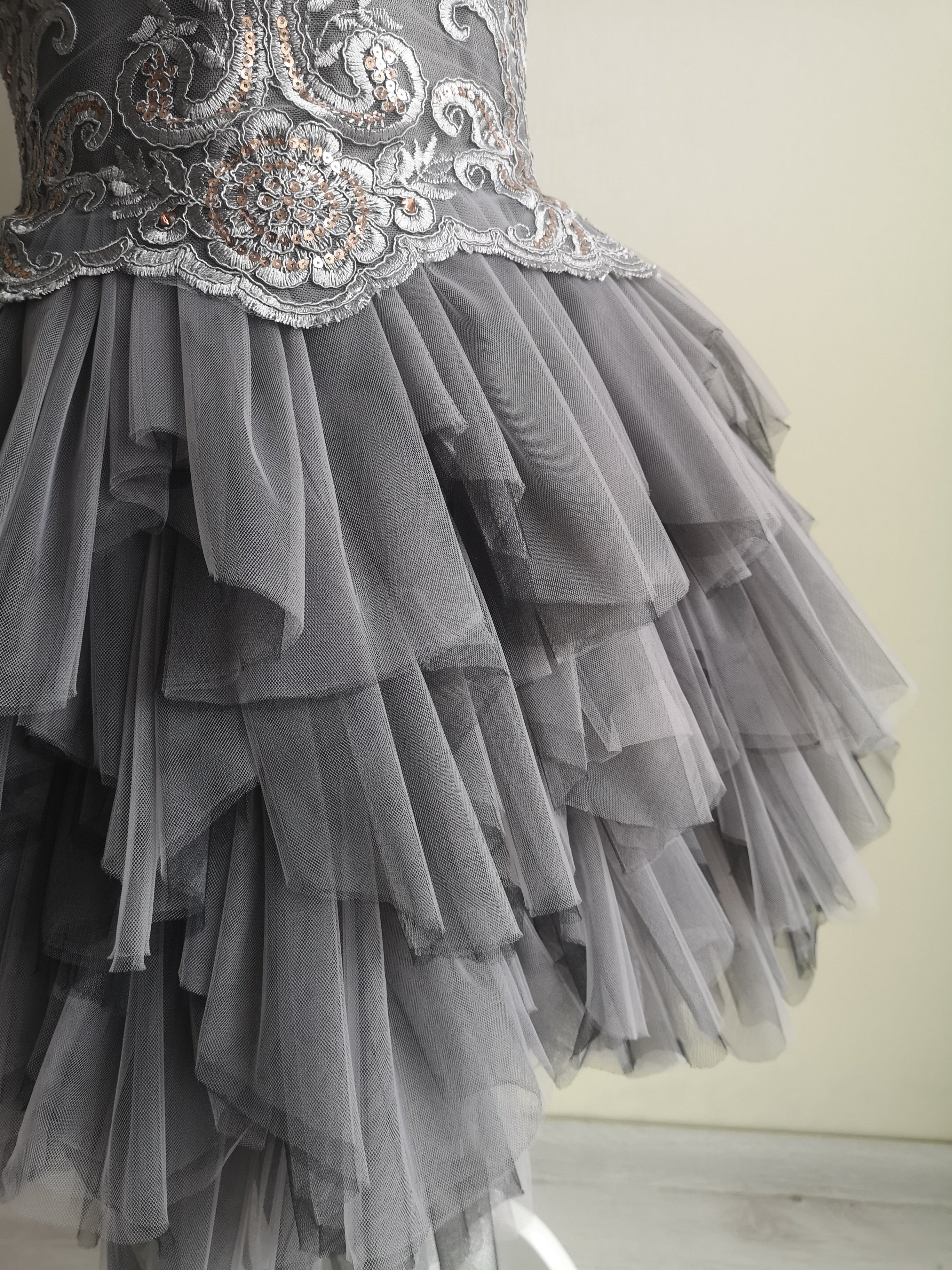 Rochie CopatiLudica culoare Gri inchis, rochie cu dantela si paiete. Rochii Elegante, Gala Fete. Rochite de ocazie, evenimente. Livrare gratuita pe Copatiliu.ro