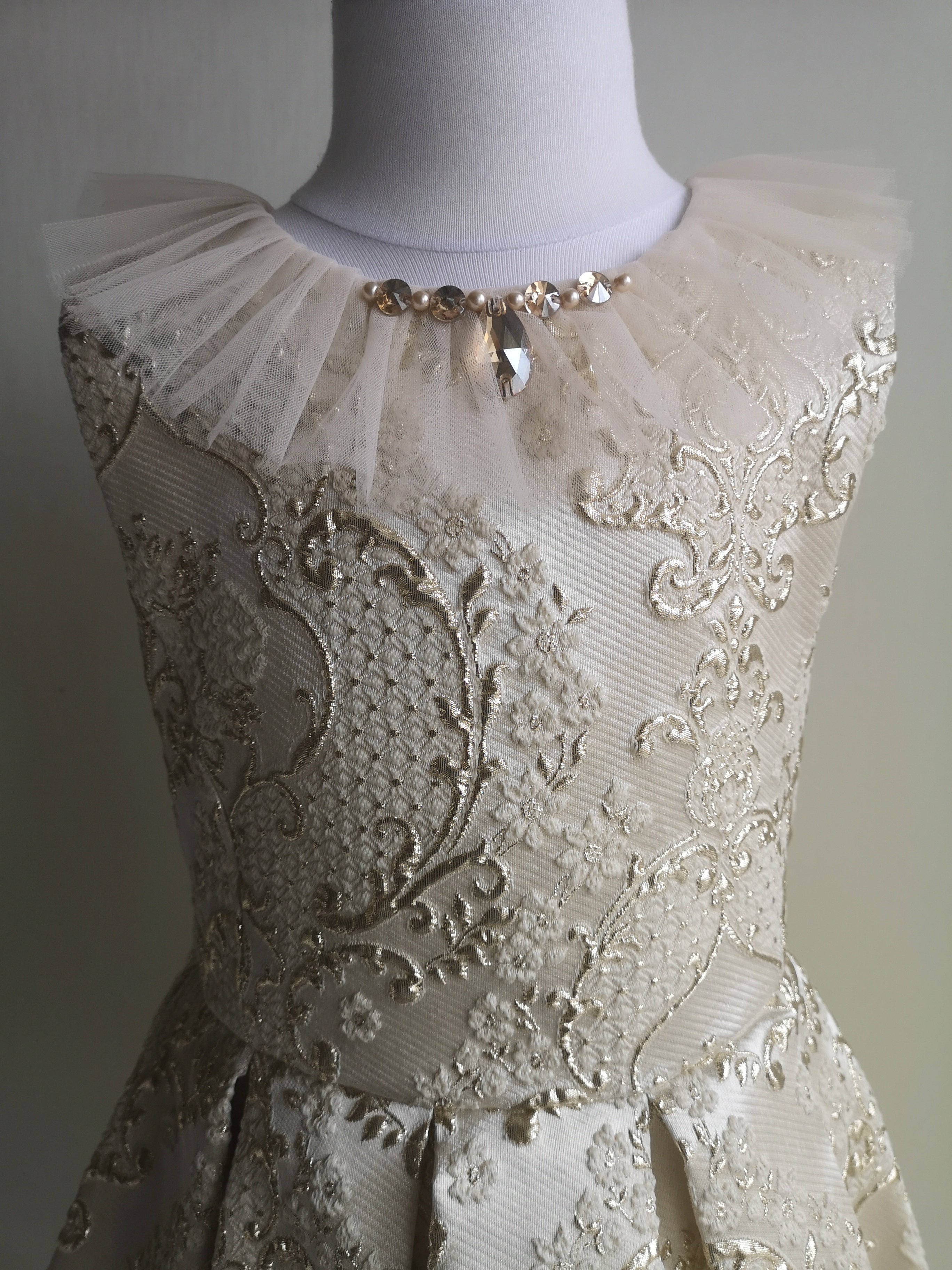 Rochie CopatiLinda culoare Auriu, rochie baroc cu paiete si tul. Rochii Elegante Fete. Rochite de ocazie, evenimente. Livrare gratuita pe Copatiliu.ro
