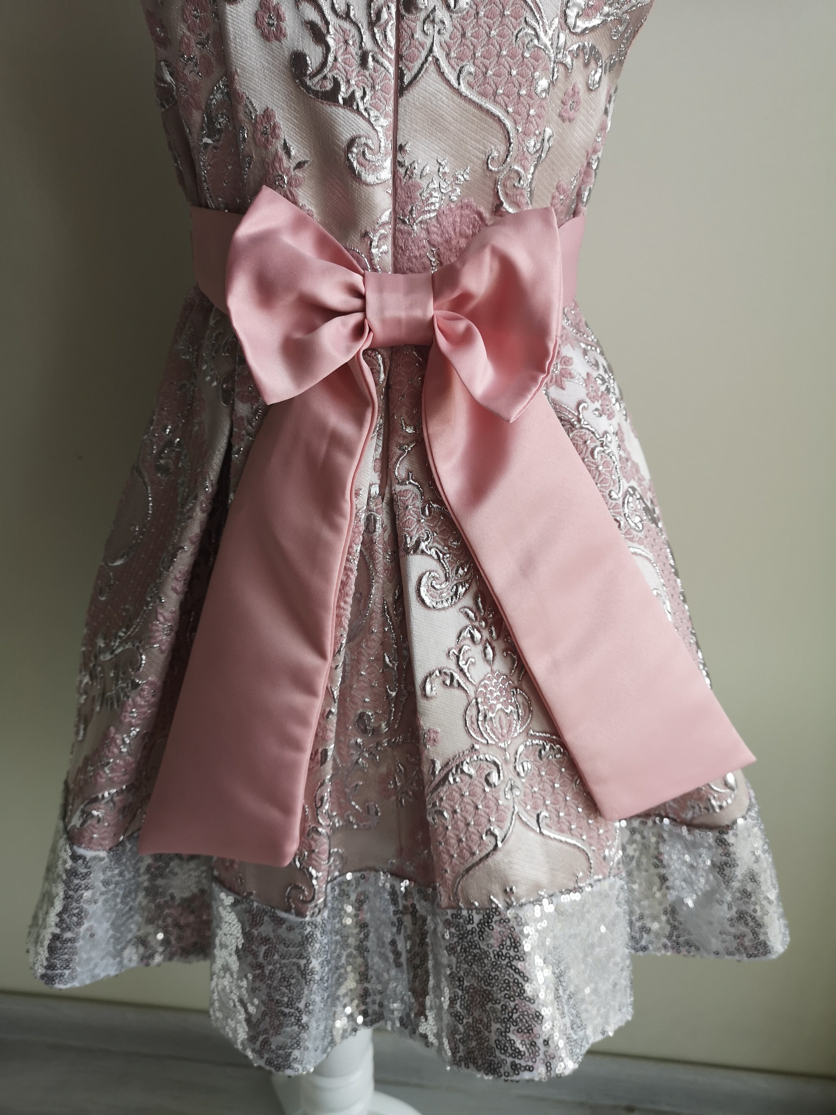 Rochie CopatiLindra culoare Roz/Argintiu, rochie baroc cu paiete. Rochii Elegante Fete. Rochite de ocazie, evenimente. Livrare gratuita pe Copatiliu.ro